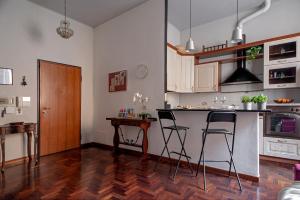 Kuchyň nebo kuchyňský kout v ubytování The Journalist House by Pleiades Home + 12 fotografií