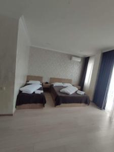 Habitación con 2 camas en una habitación en MikePalace en Batumi