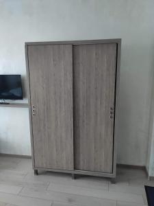 um par de portas de madeira num quarto em MikePalace em Batumi