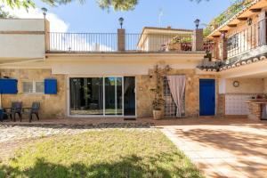 a house with a blue door and a patio at Desconectar en El Vedat. in Torrent