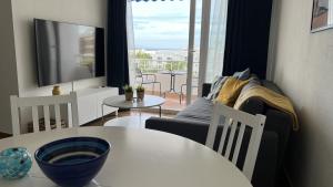 salon ze stołem, kanapą i telewizorem w obiekcie Casa Mercedes 2 bedroom apartment Where beach and city meet BY NAMASTE ELITE w mieście Torremolinos