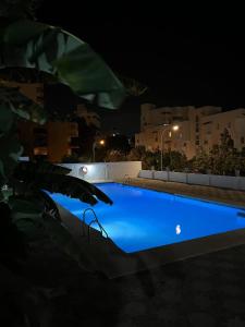 Basen w obiekcie Casa Mercedes 2 bedroom apartment Where beach and city meet BY NAMASTE ELITE lub w pobliżu