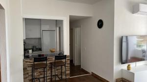 Kuchnia lub aneks kuchenny w obiekcie Casa Mercedes 2 bedroom apartment Where beach and city meet BY NAMASTE ELITE