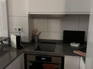 Kuchnia lub aneks kuchenny w obiekcie Casa Mercedes 2 bedroom apartment Where beach and city meet BY NAMASTE ELITE