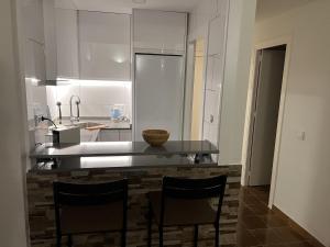 kuchnia z blatem z 2 krzesłami i zlewem w obiekcie Casa Mercedes 2 bedroom apartment Where beach and city meet BY NAMASTE ELITE w mieście Torremolinos