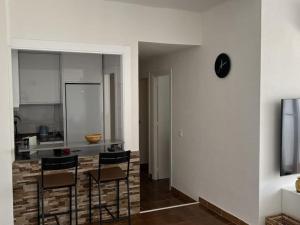 Kuchnia lub aneks kuchenny w obiekcie Casa Mercedes 2 bedroom apartment Where beach and city meet BY NAMASTE ELITE