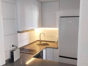 Kuchnia lub aneks kuchenny w obiekcie Casa Mercedes 2 bedroom apartment Where beach and city meet BY NAMASTE ELITE