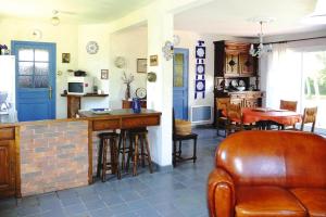 uma cozinha com um bar, uma mesa e cadeiras em Holiday Home Piriac-sur-Mer - NAT01027-F em Piriac-sur-Mer