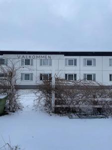 un bâtiment blanc avec les mots vikko hiver sur lui dans l'établissement Hotell Eskilstuna, à Eskilstuna