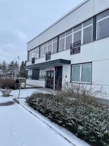 un bâtiment avec de la neige devant lui dans l'établissement Hotell Eskilstuna, à Eskilstuna