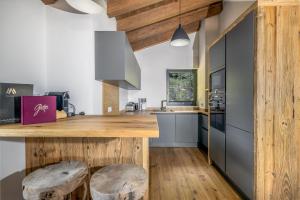 Turrach Lodges by ALPS RESORTS的厨房或小厨房