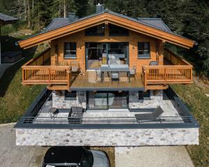 einen Blick über eine Blockhütte mit einer Terrasse in der Unterkunft Turrach Lodges by ALPS RESORTS in Turracher Hohe