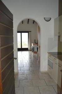 a kitchen with a tile floor and an archway at Residenza Viramonte, Casa Daniela, Appartement 37 in Vira