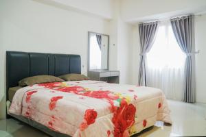 Postel nebo postele na pokoji v ubytování Bandara City Apartment Near Bandara Soekarno Hatta - Type Studio