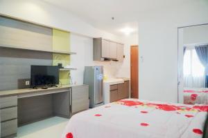 Kuchyň nebo kuchyňský kout v ubytování Bandara City Apartment Near Bandara Soekarno Hatta - Type Studio