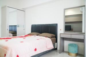 Postel nebo postele na pokoji v ubytování Bandara City Apartment Near Bandara Soekarno Hatta - Type Studio