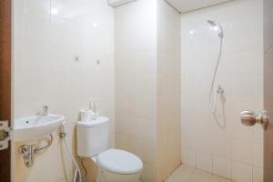 Koupelna v ubytování Bandara City Apartment Near Bandara Soekarno Hatta - Type Studio
