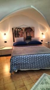 een slaapkamer met een groot bed met een boog erboven bij Appartamento in Via Tricarico in Gallipoli
