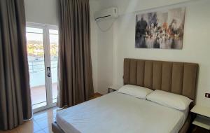 Postel nebo postele na pokoji v ubytování Hotel de Ksamil