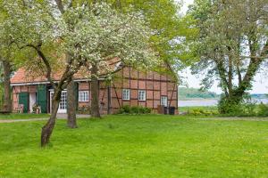 una vecchia casa di mattoni con alberi di fronte di HB 5 - Hausboot Bad Bederkesa a Bad Bederkesa