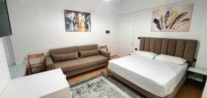 Postel nebo postele na pokoji v ubytování Hotel de Ksamil