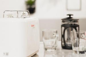 Příslušenství pro přípravu čaje a kávy v ubytování JMO Apartments