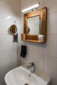 een badkamer met een wastafel en een spiegel bij Stad & Strandhotel Elisabeth in Vlissingen