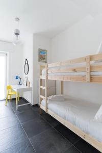 une chambre avec deux lits superposés et un bureau dans l'établissement CASA CATTARINETTI - VERONA FIERA, à Vérone