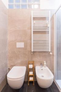 een badkamer met een wit toilet en een wastafel bij CASA CATTARINETTI - VERONA FIERA in Verona
