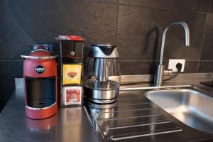 - un comptoir de cuisine avec une cafetière à côté d'un évier dans l'établissement CASA CATTARINETTI - VERONA FIERA, à Vérone