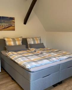 En eller flere senge i et værelse på Wunderschöne Ferienwohnung auf dem Bauernhof