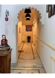 a hallway with an archway with a toilet in a room at Royal Gharana in Jaisalmer