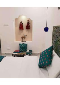 Een bed of bedden in een kamer bij Royal Gharana