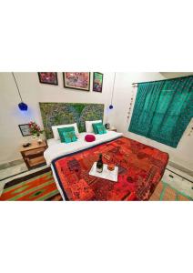 - une chambre avec 2 lits et une table dans l'établissement Royal Gharana, à Jaisalmer