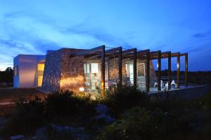 マリーナ・ディ・ペスコルーゼにあるDeluxe Pescoluse Holiday Homesの夜の石造りの家