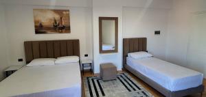 Postel nebo postele na pokoji v ubytování Hotel de Ksamil
