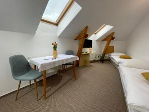 A bed or beds in a room at Hotel COLCHI