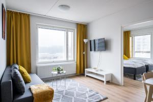 TV a/nebo společenská místnost v ubytování Hiisi Homes Espoo Finnoo