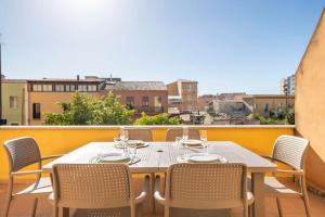 a table and chairs on a balcony with a view at Bellissimo Appartamento Centrocittà in Olbia
