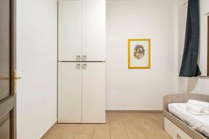 a bedroom with a white closet and a bed at Dimoras Bellissimo Appartamento Centrocittà in Olbia