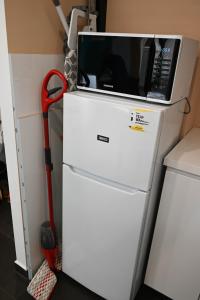 Elle comprend un four micro-ondes et un réfrigérateur avec un aspirateur. dans l'établissement Petőfi Apartman Pécs, à Pécs