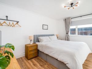 een slaapkamer met een bed en een raam bij Pass the Keys Stylish Cosy 3Bed Family Friendly Home in Hatfield in Hatfield