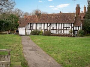 un antiguo edificio blanco y negro con un patio de césped en Pass the Keys Stylish Cosy 3Bed Family Friendly Home in Hatfield, en Hatfield