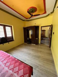 sypialnia z łóżkiem i wentylatorem sufitowym w obiekcie PAARK w mieście Nagarkoil