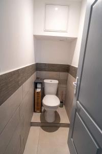 Cette petite chambre comprend une salle de bains pourvue de toilettes. dans l'établissement Villa, Lossy, à Le Tampon