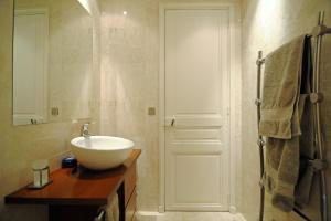 Gallery image of Champs Elysees Homestay - AIR CONDITIONING in Paris