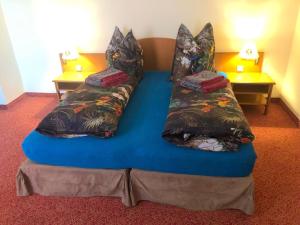 Postel nebo postele na pokoji v ubytování Hotel Eulenspiegel - Das Erlebnishotel in Riesa