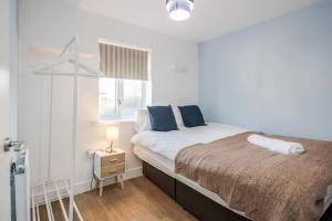 Ліжко або ліжка в номері TMS Cheerful 5BDR house! Thurrock! Free Parking!