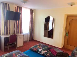 TV a/nebo společenská místnost v ubytování Hotel Eulenspiegel - Das Erlebnishotel in Riesa