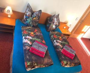 Postel nebo postele na pokoji v ubytování Hotel Eulenspiegel - Das Erlebnishotel in Riesa